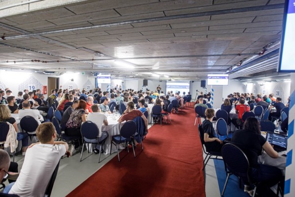 Designová garáž jako konferenční prostor